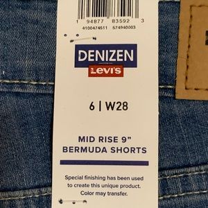 Levis Women’s mid rise shorts. Size 6